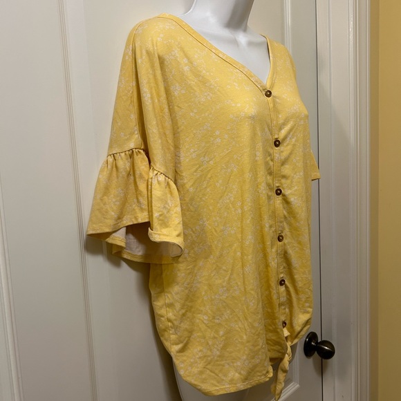 🛍️3/$12 A Glow Maturity nursing top - Picture 3 of 4